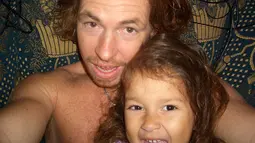 Pamer wajah sumringah, kebersamaan ayah dan anak ini penuh kehangatan. Tak hanya hidungnya saja yang mirip sang ayah, rambut Rebecca yang panjangnya sebahu juga mirip dengan ayah yang dulu tampil dengan rambut gondrong. Melalui laman Instagramnya, bintang film Virgo and the Sparklings ini sering unggah foto lawas masa kecilnya yang penuh kebahagiaan. (Liputan6.com/IG/@rklopperr)
