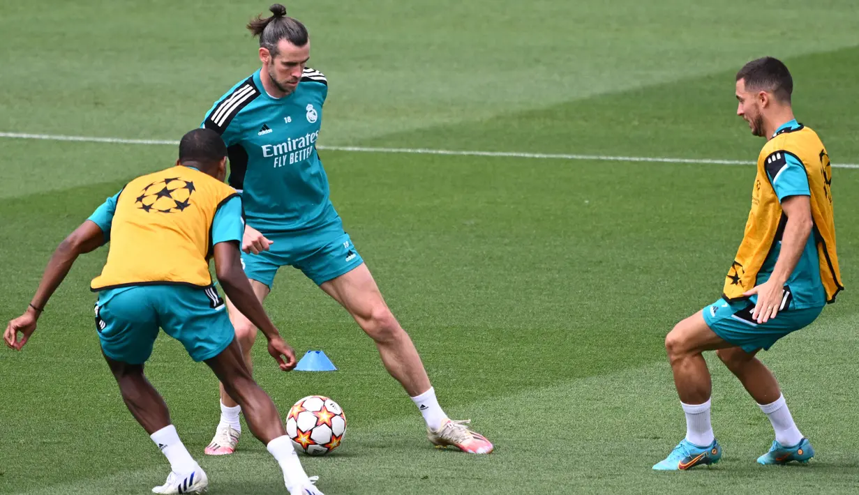 Penyerang Real Madrid Gareth Bale (tengah) dan rekannya Eden Hazard (kanan) mengikuti sesi latihan menjelang pertandingan final Liga Champions di Ciudad Real Madrid di Valdebebas, Selasa (24/5/2022). Big match antara Liverpool dan Real Madrid akan tersaji di final Liga Champions 2021-2022 di Stade de France, Paris pada Minggu, 29 Mei dini hari WIB. (GABRIEL BOUYS / AFP)
