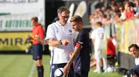 Laurent Blanc memberikan arahan kepada Lucas Daniel saat babak kedua laga ujicoba kontra Wiener SK. (Bola.com/Reza Khomaini)