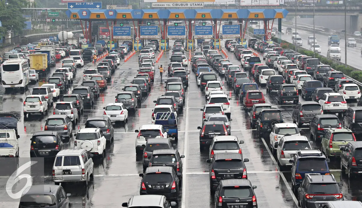 Kendaraan terjebak macet di Gerbang Tol Cibubur Utama, Jakarta, Kamis (5/5). Tingginya volume kendaraan dari Jakarta yang menuju Bogor dan sekitarnya selama masa libur membuat arus lalu lintas di kawasan tersebut macet. (Liputan6.com/Immanuel Antonius)
