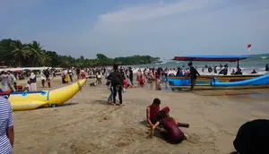Ombak Besar Seret Dua Wisatawan di Pantai Cihara, Satu Selamat