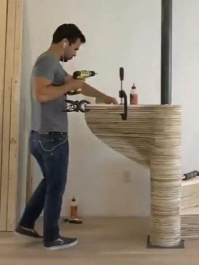 [Bintang] Terpesona oleh Proses Pembuatan Tangga Spiral dengan Teknik Unik