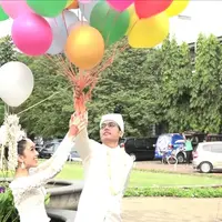 Bulan madu di Maldives, Turki atau Bali dan memiliki tiga orang anak menjadi rencana bagi pasangan yang baru menikah ini.
