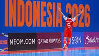 Pemain Timnas Futsal Indonesia, Samuel Eko, merayakan gol yang dicetaknya ke gawang Jepang pada semifinal Piala Asia Futsal 2026 di Indonesia Arena, Jakarta, Kamis (5/2/2026). (Bola.com/Bagaskara Lazuardi)