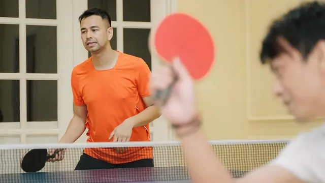 7 Potret Ariel Noah dan Raffi Ahmad Main Ping-Pong Sebelum Tanding di Tinju