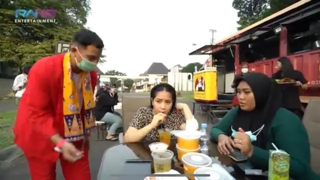 Nagita Slavina Jajan di Food Truck