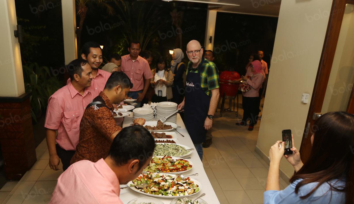 Duta Besar Australia untuk Indonesia, Paul Grigson (kiri) saat menjamu atlet angkat besi Eko Yuli dan Irawan dan sri Wahyuni di kediamannya,  Jakarta, Senin (5/9/2016). (Bola.com/Nicklas Hanoatubun)