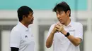 <p>Manajer pelatih Timnas Indonesia, Shin Tae-yong, didampingi Indra Sjafri, saat sesi latihan di Stadion Wibawa Mukti, Cikarang, Senin (13/1/2020). Sebanyak 51 pemain mengikuti seleksi untuk memperkuat skuat utama Timnas Indonesia U-19. (Bola.com/M Iqbal Ic</p>