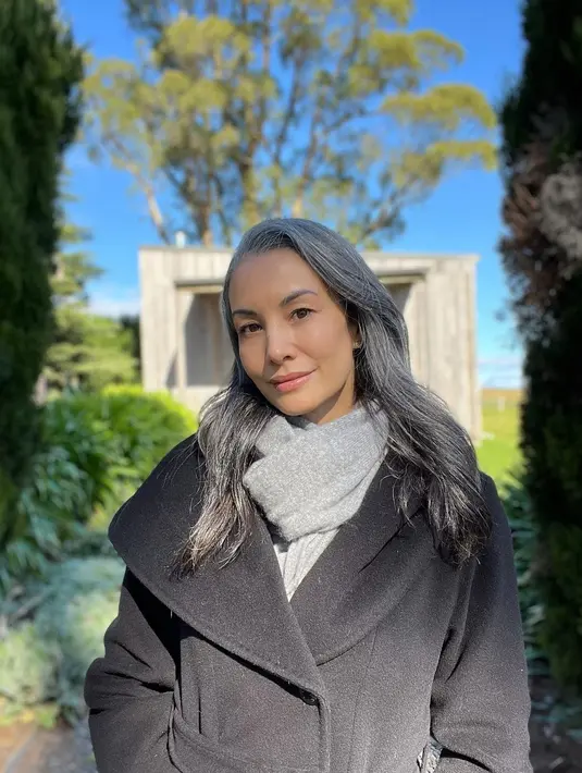 <p>Lihat cantiknya Nadya Hutagalung dibalut outfit musim dingin bernuansa abu-abu. Rambutnya yang telah memutih dibiarkan tergerai, dibelah pinggir. [Foto: Instagram/nadyahutagalung]</p>