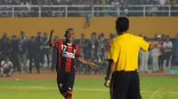 Pemain depan Persipura Jayapura, Ferinando Pahabol mengepalkan tangan usai mencetak gol saat laga adu penalti melawan Persib Bandung di Stadion Gelora Sriwijaya, Palembang, (7/11/2014). (Liputan6.com/Helmi Fithriansyah)