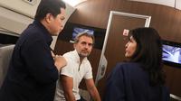 Ketua PSSI, Erick Thohir bersama delegasi FIFA di sela-sela naik kereta cepat Jakarta-Bandung menjelang perhelatan Piala Dunia U-17 2023. (Bola.com/Abdul Aziz)