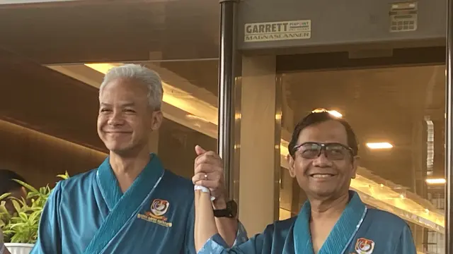 Bakal calon presiden dan wakil presiden Ganjar Pranowo dan Mahfud Md menjalani tes kesehatan di Rumah Sakit Pusat Angkatan Darat Gatot Subroto (RSPAD) pada Minggu (22/10/2023). (Liputan6.com/Ady Anugrahadi)