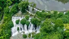 Foto dari udara memperlihatkan sejumlah wisatawan bersenang-senang di objek wisata Tianhetan, Kota Guiyang, Provinsi Guizhou, China, Selasa (9/6/2020). (Xinhua/Ou Dongqu)