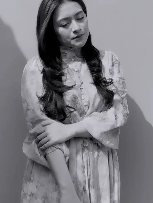 Rambut tersebut pun memiliki model layers dengan sedikit wave di ujung rambut. (@nathalieholscher)