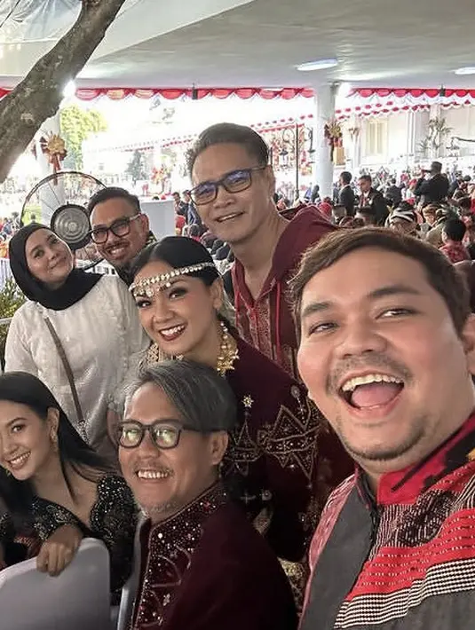 Indra Bekti tampil mengenakan bomber jaket dengan motif etnik. [Instagram/@indrabekti]