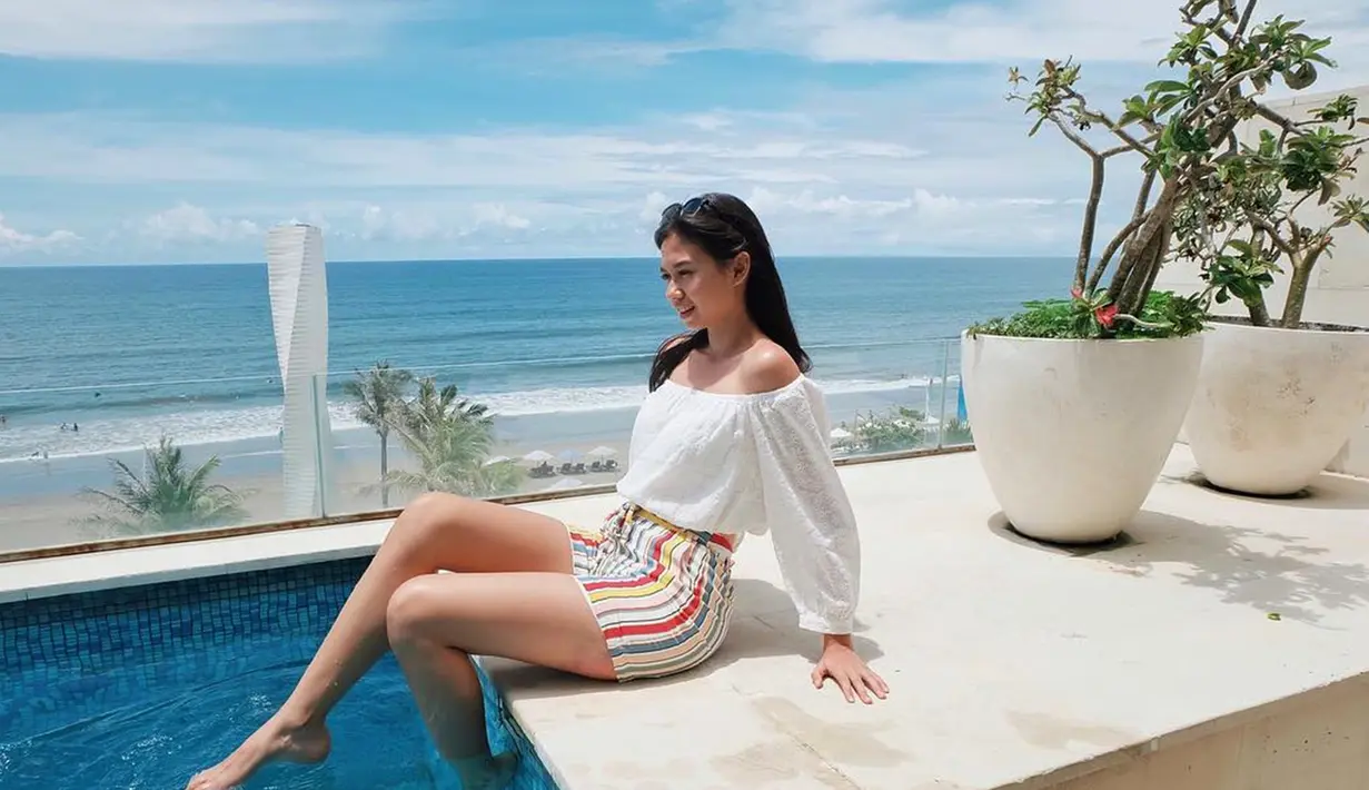 Menikmati kolam renang dengan view pantai yang indah bisa menjadi altenatif liburan dari Yuki Kato. Presenter cantik ini terlihat sangat menikmati liburan santainya di pinggir pantai. Dengan pakaian tropicalnya, Yuki terlihat begitu menawan. (Liputan6.com/IG/@yukikt)