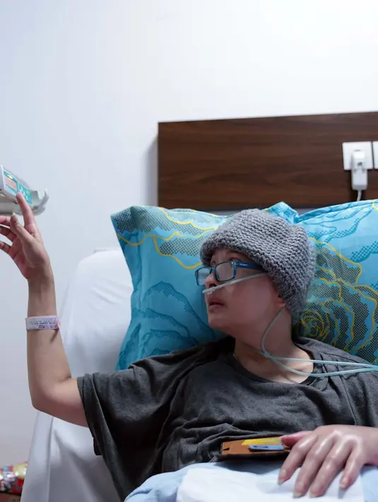 "Dua bulan saya kolaps dan dirawat di RS Mayapada. Saya harus katakan, biaya dari sinetron sudah habis buat berobat alternatif di awal dan berobat di Rumah Sakit," kenang Yana Zein. (Deki Prayoga/Bintang.com)