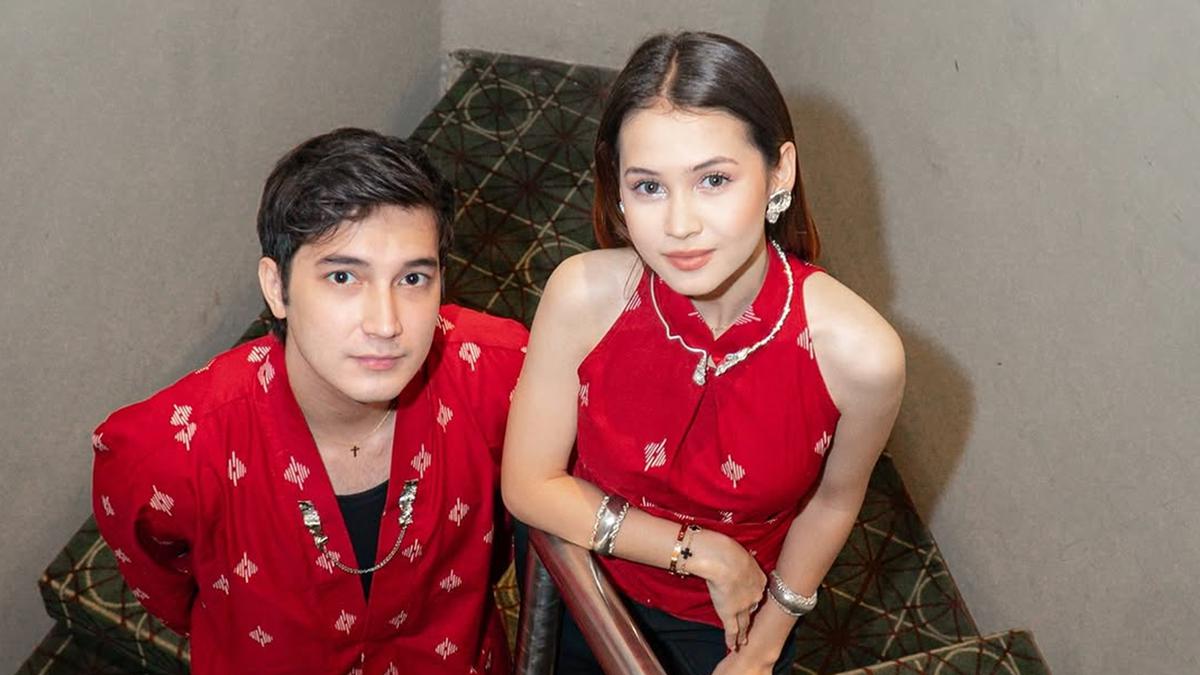 Potret Junior Roberts dan Sandrinna Michelle di Showcase Film 2025, Memukau dengan Batik