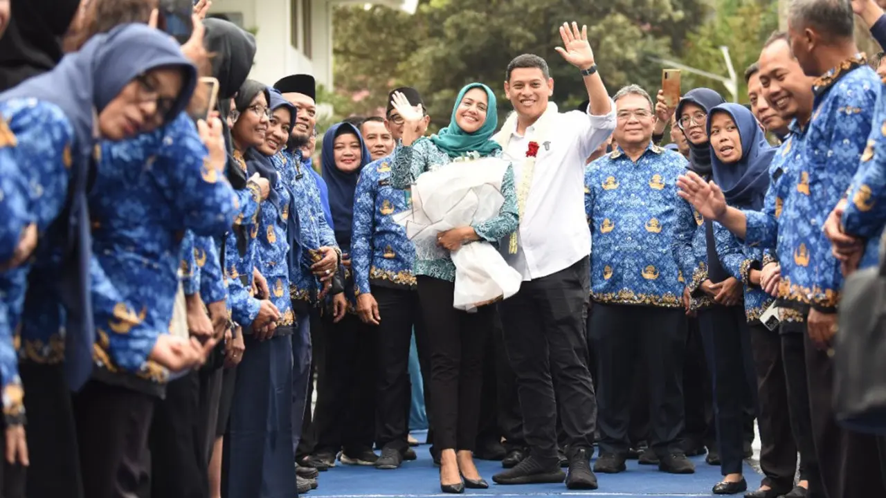 Wali Kota Kediri Abu Bakar dan istri berpamitan kepada ASN Kota Kediri.(kedirikota.go.id)