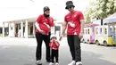 Keluarga Aurel Hermansyah dan Atta Halilintar tak ketinggalan merayakan HUT ke-78 RI mengenakan kaus merah dengan gambar bendera RI. [Instagram/aurelie.hermansyah]