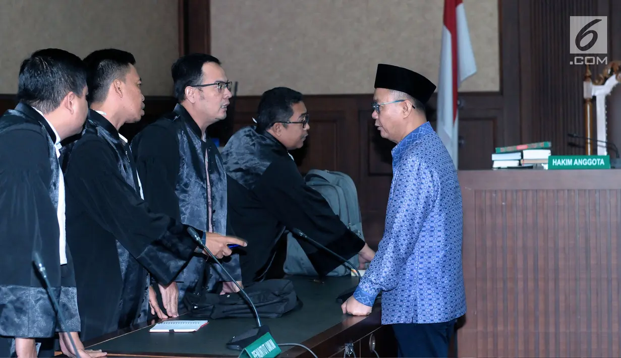Terdakwa penerbitan SKL terhadap obligor BLBI, Syafruddin Arsyad Temenggung (kanan) berbincang dengan JPU usai mengikuti sidang di Pengadilan Tipikor, Jakarta, Kamis (31/5). Sidang mendengar putusan sela majelis hakim. (Liputan6.com/Helmi Fithriansyah)