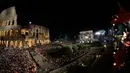 Paus Fransiskus (kanan) memimpin prosesi Jalan Salib saat memperingati Jumat Agung di sekitar bangunan  Colosseum, Roma, Italia, Jumat (19/4). Jalan Salib (Via Crucis) adalah devosi yang telah dipraktikkan oleh umat kristiani selama berabad-abad. (AP Photo/Andrew Medichini)