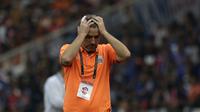 Pelatih Persija Jakarta, Julio Banuelos, tampak kecewa dengan hasil akhir melawan Arema FC pada laga Shopee Liga 1 di SUGBK, Jakarta, Sabtu (3/8). Persija bermain imbang 2-2 atas Arema. (Bola.com/Yoppy Renato)