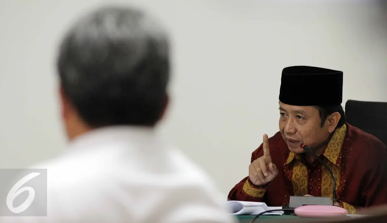 Waryono Karno memberi pernyataan saat menjalani sidang terkait korupsi di lingkungan Kementerian ESDM, dengan agenda mendengarkan keterangan saksi di Pengadilan Tipikor, Jakarta, Rabu (24/6/2015). (Liputan6.com/Helmi Afandi) 