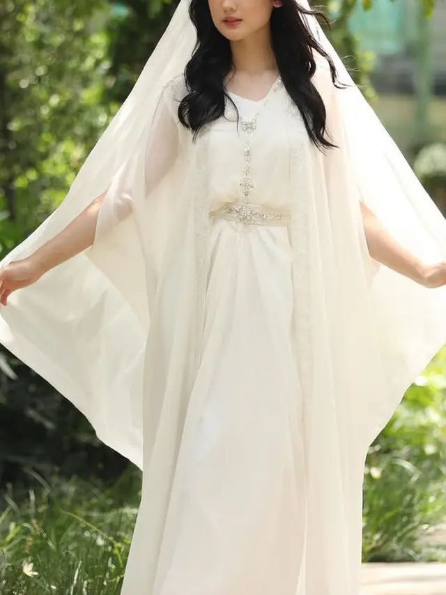 Inspirasi Busana Lebaran Warna Putih