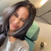 Begini gaya Maudy Ayunda saat sedang di pesawat bersama suami. (Instagram @maudyayunda)