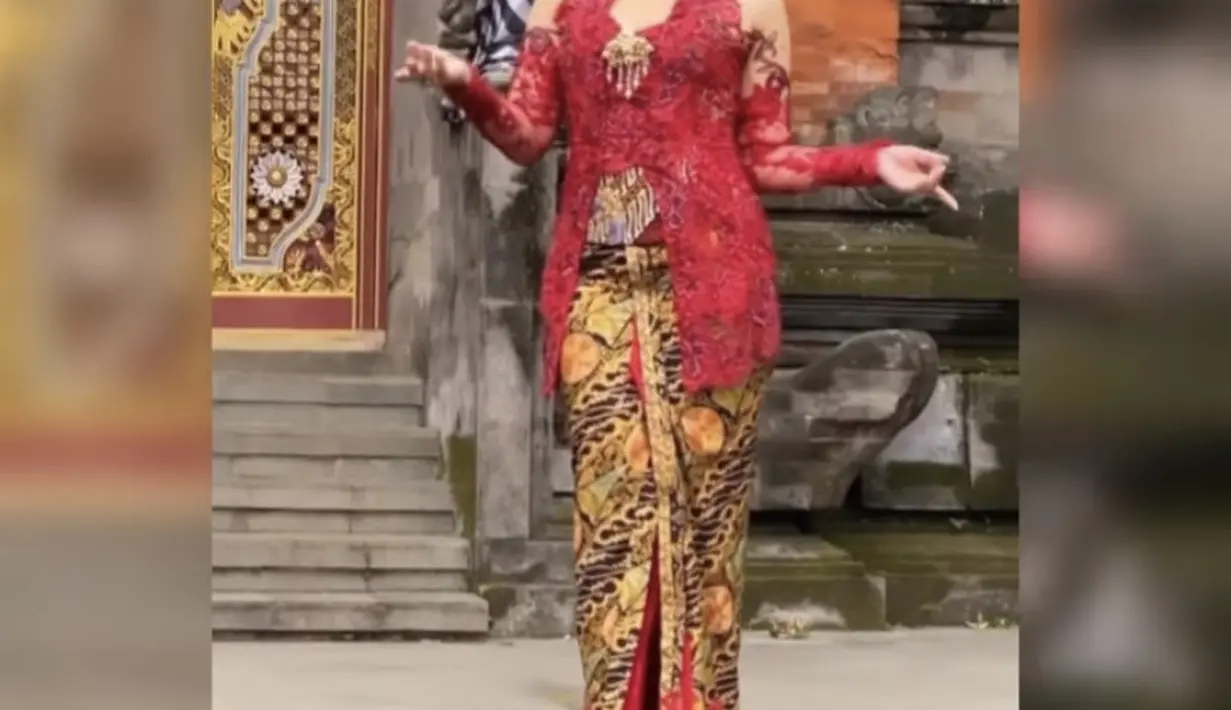Saat Imlek Rossa tampil di televisi Cina. Dalam kesempatan itu, ia tampil mengenakan kebaya merah brokat dari Anne Avantie dipadukan kain batik warna kecokelatan.  (@anneavantieheart)