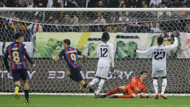 Foto: Girangnya Pemain Barcelona Setelah Raih Trofi Supercopa de Espana