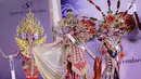 Para Finalis Puteri Indonesia menampilkan busana daerah di Malam Bakat Seni dan Budaya Puteri Indonesia 2018, Jakarta, Selasa (6/3). 39 finalis Puteri Indonesia memamerkan beragam busana daerah dari 34 provinsi di Indonesia. (Liputan6.com/Faizal Fanani)