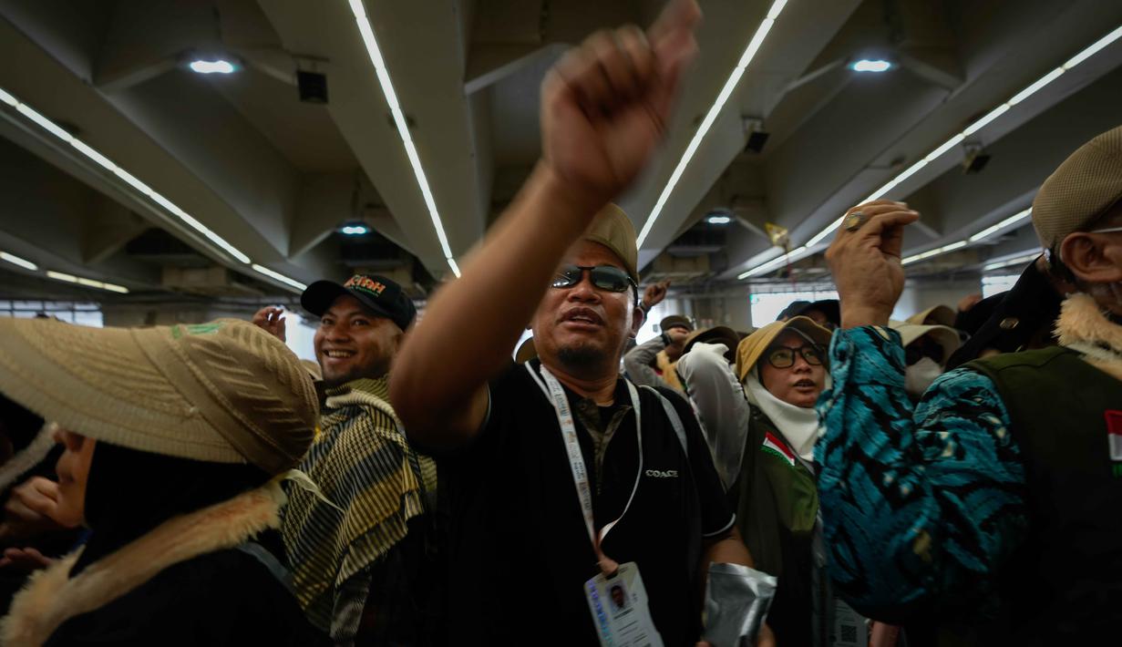 Jemaah Muslim melemparkan kerikil ke tiang-tiang sebagai simbol pelemparan batu ke setan pada hari kedua ritual, salah satu upacara terakhir ibadah haji tahunan, di Mina, Arab Saudi, Kamis 28 Mei 2026. (AP Photo/Altaf Qadri)