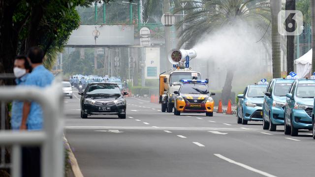Penyemprotan Disinfektan Menggunakan Mobil Gunner