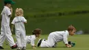 (Dari kiri) James Simpson, Wyndham Rose Simpson, Dakota Watson dan Caleb Watson menyaksikan ayah mereka Bubba Watson dan Webb Simpson bermain selama kompetisi Masters Par 3 di Augusta National Golf Club, Georgia, (5/4). (AP Photo/David J. Phillip)