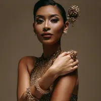 Miss Supranational Indonesia 2026 Agnes Rahajeng mengenakan gaun rancangan Hian Tjen. (dok. Instagram @officialputeriindonesia Fotografer @andrarmd)