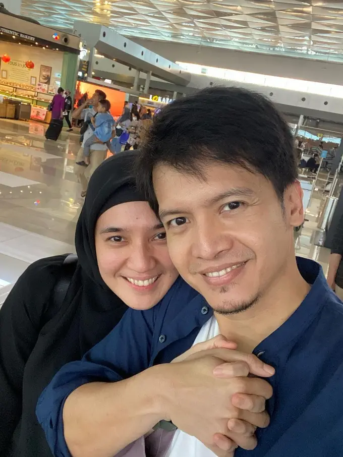 Momen Manis Dimas Seto Antar Dhini Aminarti Berangkat Umrah, Selalu Menemani