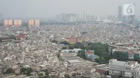 Lansekap gedung bertingkat serta pemukiman penduduk yang tertutup kabut terlihat di kawasan Jakarta, Senin (16/12/2019). Besarnya gas buang kendaraan serta minimnya RTH menyebabkan DKI Jakarta menjadi salah satu kota dengan kualitas udara terburuk di dunia. (Liputan6.com/Immanuel Antonius)