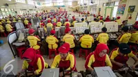 Sejumlah pekerja wanita beraktivitas di PT Hanjaya Mandala Sampoerna (HMSP)Tbk, Surabaya, Kamis (19/5). HMSP mendapat rekor MURI dengan kecelakaan kerja nihil selama 20 tahun (1996-2006). (AFP Photo/Juni Kriswanto)