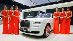 Model berpose di samping mobil Rolls-Royce KoChaMongkol selama Bangkok Internasional Motor Show 2016  di Thailand, (22/3). Tahun ini merupakan pergelaran ke-37 kalinya dari pameran otomotif terbesar ini. (REUTERS / Chaiwat Subprasom)