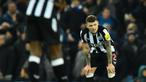 Reaksi kecewa pemain Newcastle, Kieran Trippier setalah melakukan blunder yang berakibat kebobolan pada laga lanjutan Liga Inggris 2023/2024 melawan Everton di Goodison Park, Liverpool, Inggris, Jumat (08/12/2023) dini hari WIB. (AFP/Peter Powell)