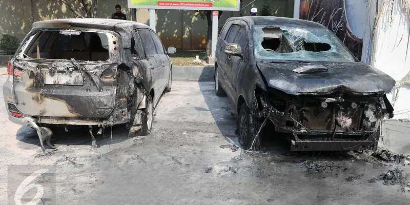 20150901-Dua Mobil Terbakar di Pom Bensin Gatot Subroto-Jakarta