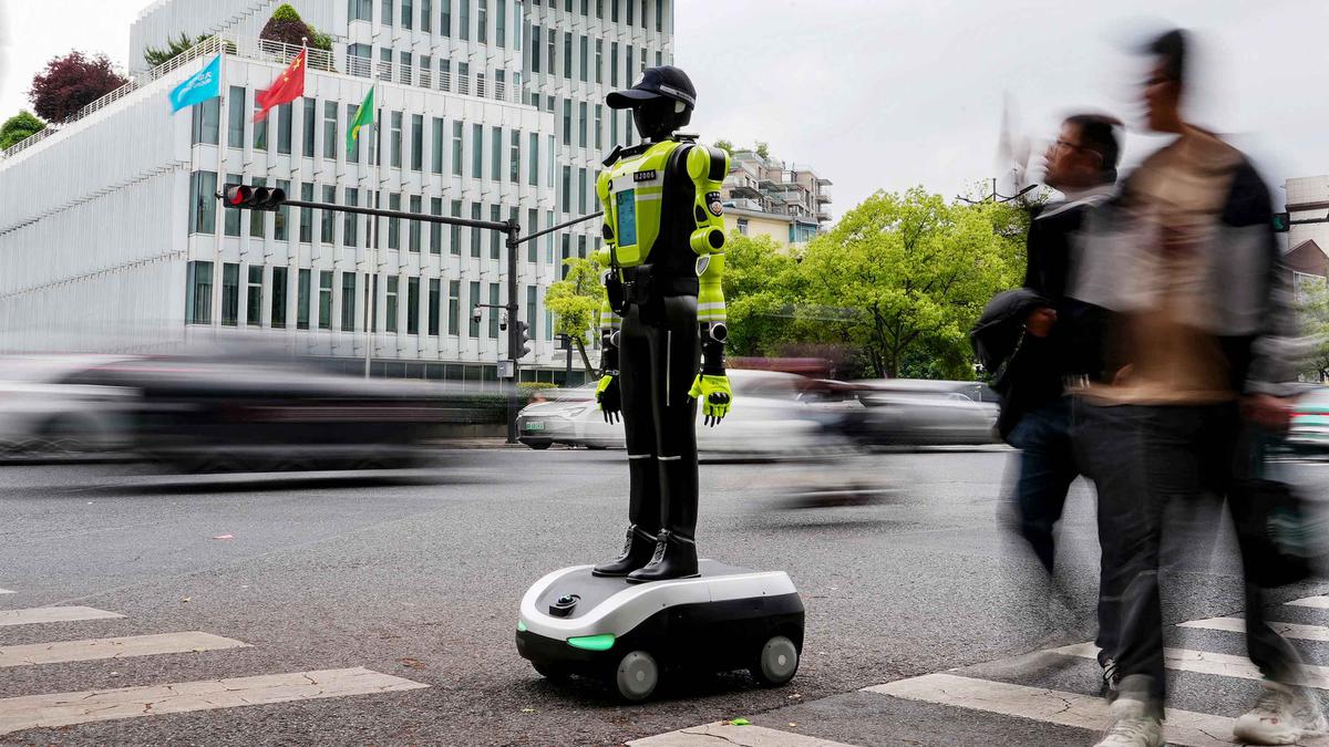 15 Robot Humanoid Dikerahkan Bantu Polisi Atur Arus Lalu Lintas