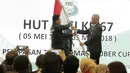 Ketua Harian PBSI, Alex Tirta, melakukan penyerahan bendera saat pelepasan di Hotel Century, Senayan, Selasa (8/5/2018). Acara pelepasan tersebut sekaligus merayakan ulang tahun PBSI ke 67. (Bola.com/M Iqbal Ichsan)