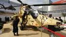 Beberapa orang melihat-lihat helikopter tempur tipe tiger buatan Airbus Helicopters di Kielce, Polandia, (2/9/2014). (REUTERS/Kacper Pempel)