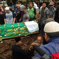 Jenazah Oon Project Pop dimakamkan di TPU Legok Seuereuh, Mekar Wangi, Bandung, Jawa Barat. (Syaiful Bahri/Bintang.com)