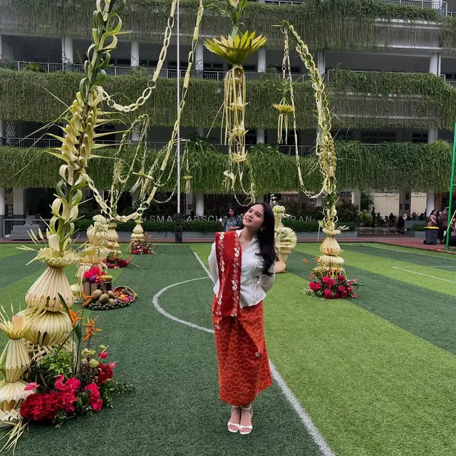 Inspirasi Padu Padan Kebaya & Wastra ala Tissa Biani, Elegan dalam Balutan Sejauh Mata Memandang