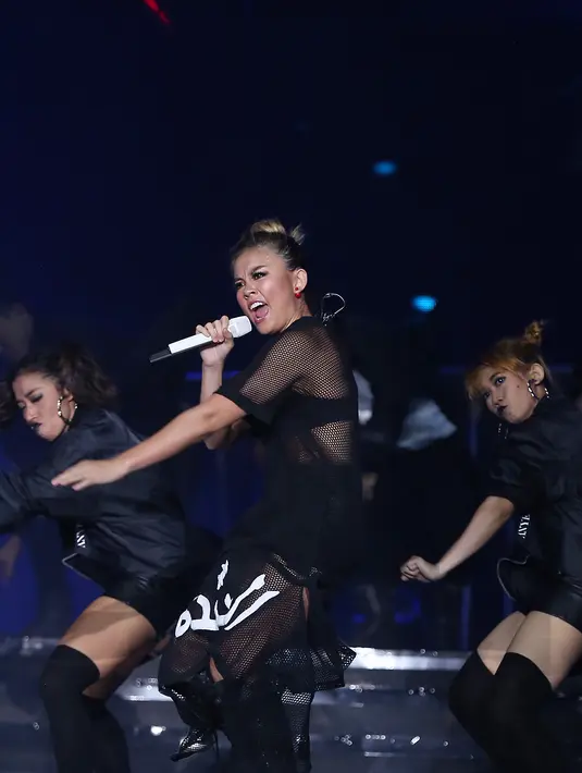 Konser Raya 21 Tahun Indosiar, berlangsung di  Istora Senayan  Jakarta Pusat Senin (11/1/2016) malam dan disiarkan secara langsung. (Andy Masela/Bintang.com)