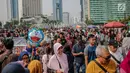 Warga dan pedagang kaki lima (PKL) memadati kawasan car free day (CFD), Bundaran HI, Jakarta, Minggu (4/8/2019). Banyaknya PKL yang berjualan tidak pada tempatnya membuat semrawut dan mengganggu aktivitas olahraga. (Liputan6.com/Faizal Fanani)